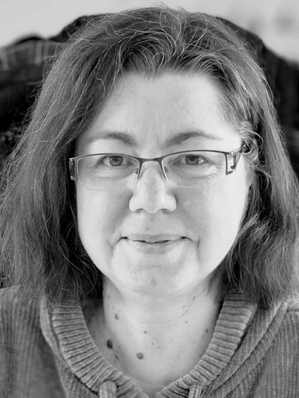Die Kinderbuchautorin Yvonne Hergane im schwarz-weiß-Porträt