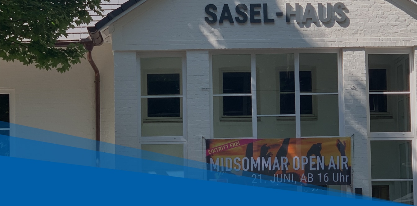 Sasel-Haus Front mit Schriftzug und Banner Midsommer Open Air