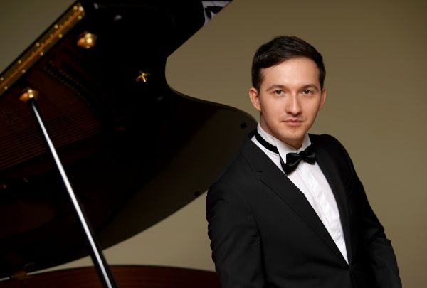 FANTASIESPIEL: Talentkonzert mit Pianist Sergey Tanin